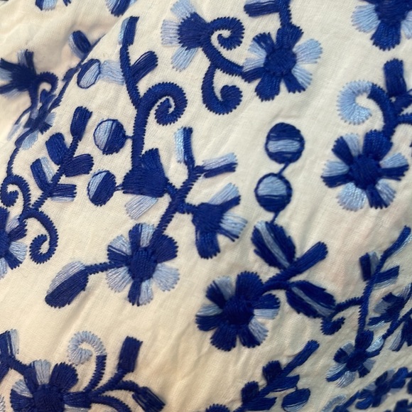 Collective Concepts White with Blue Embroidery size M - Picture 2 of 6